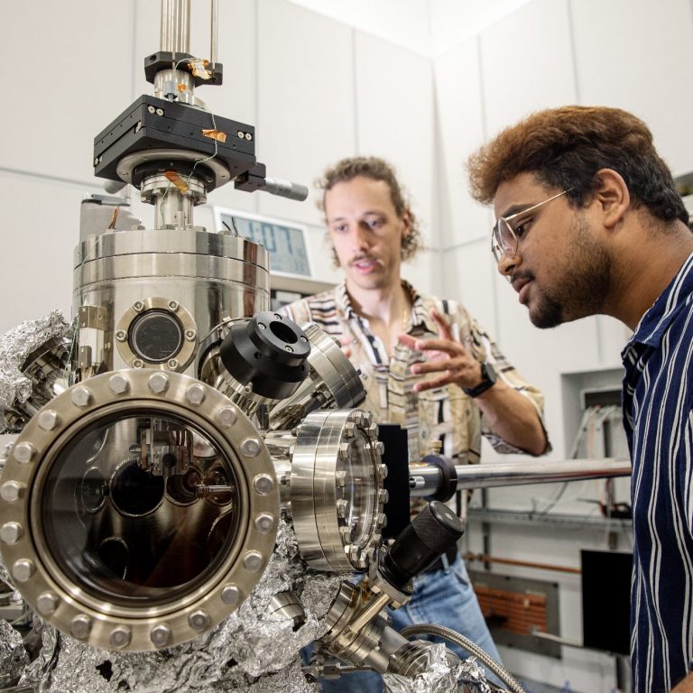 people working on a scanning tunneling microscope - copy right: Universität Stuttgart/Uli Regenscheit people working on a scanning tunneling microscope - copy right: Universität Stuttgart/Uli Regenscheit